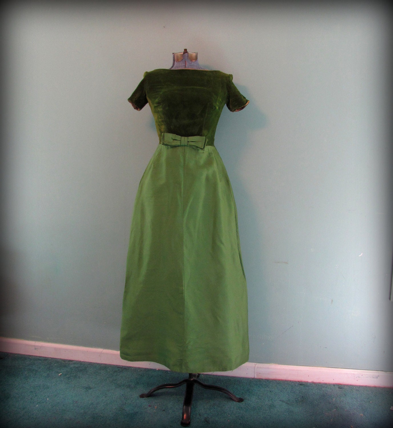 Vintage 60s Green Velvet and Taffeta Prom Bridesmaid Gown Short Sleeve size Small