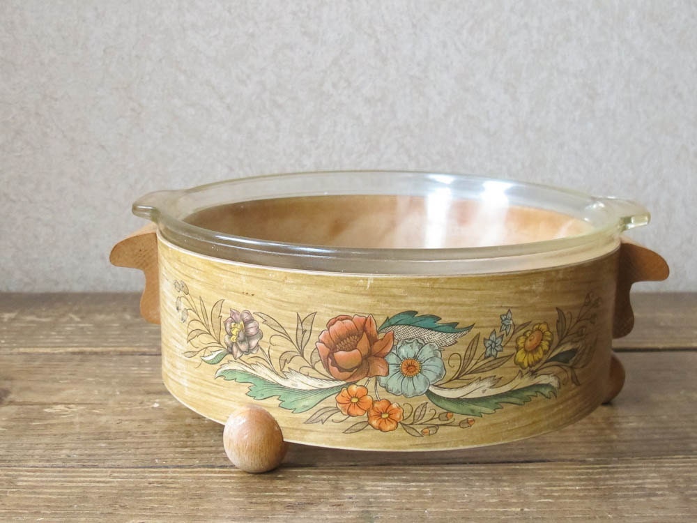 Round casserole with wooden stand - Oven to table 1.5 quart pyrex dish with carrier