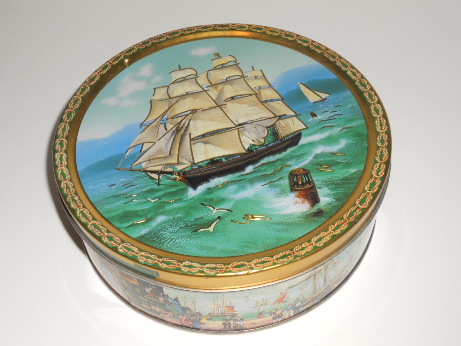 Vintage Tall Ships Ship Cookie tin Round Colorful Sea Sailing Port City Art Jacobsens Bakery Denmark Silver Crane London