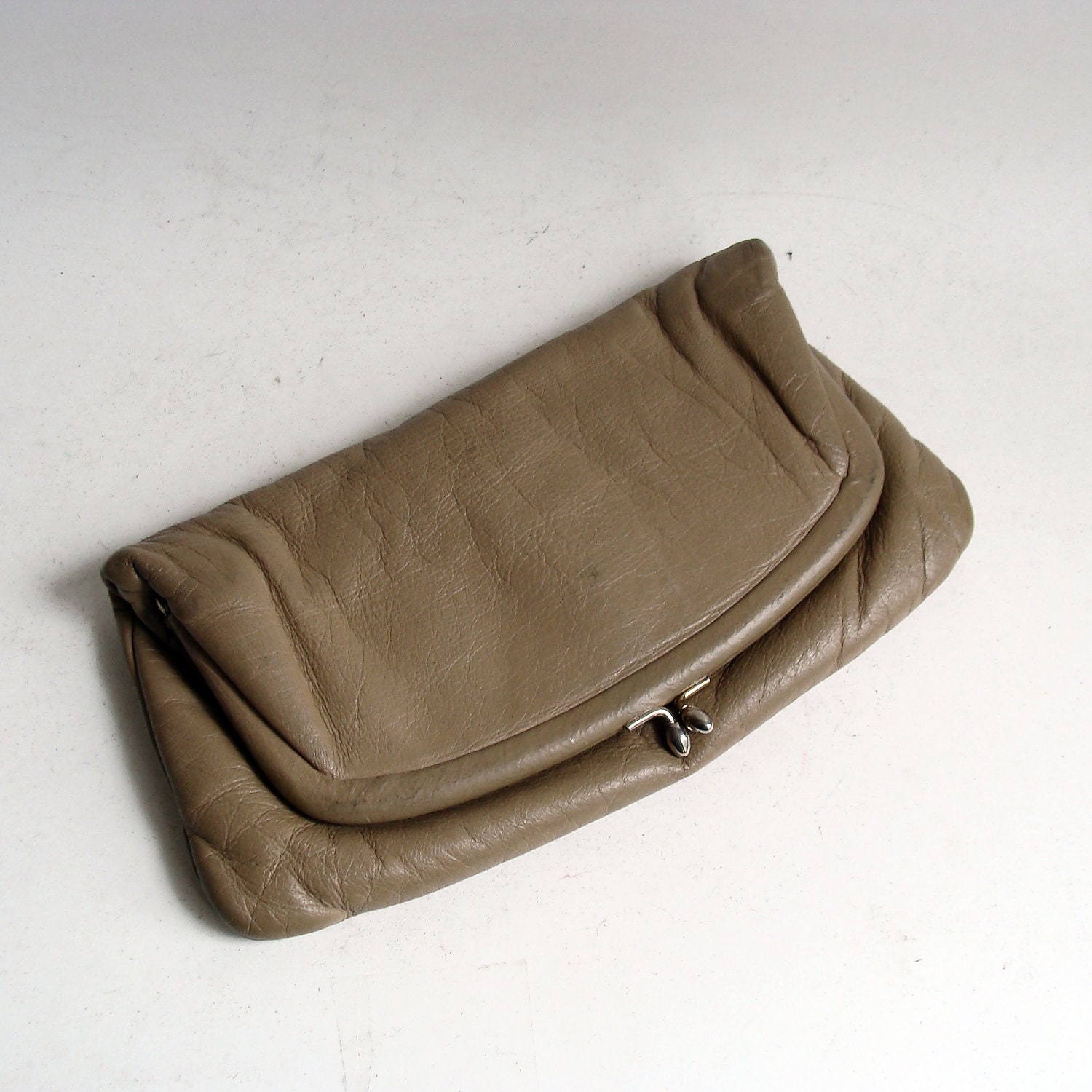 50s leather clutch / beige taupe leather purse / soft leather purse / kiss lock clutch / 50s clutch