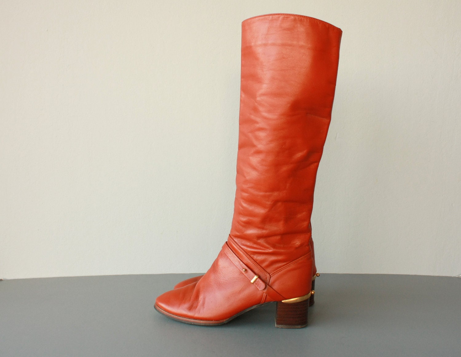 1970s boots / 70s knee boots / rust leather boots / stacked heel boots - size 8 , 39