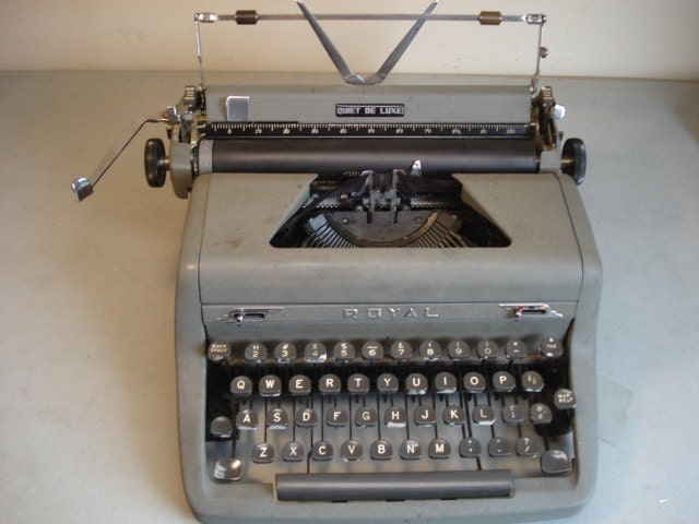 Vintage Typewriter Royal Quiet De Luxe Portable Typewriter, Original Case