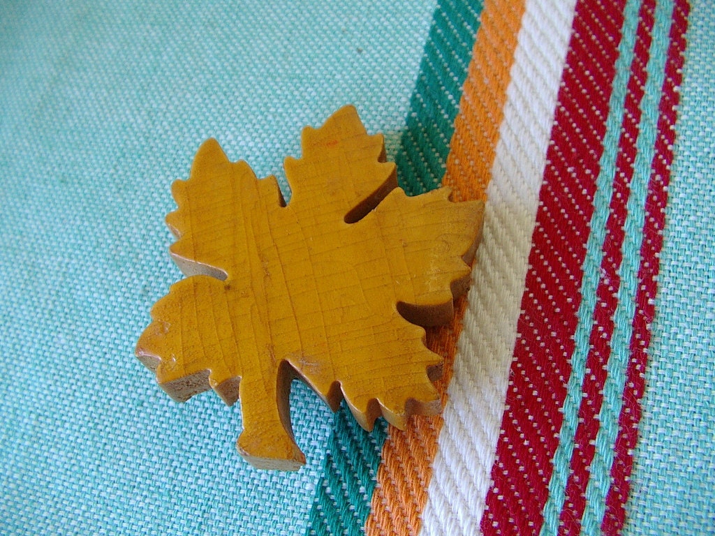 SALE )) vintage 1940s wooden maple leaf pin