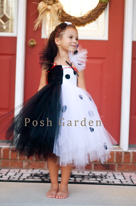 Cruella de Vil inspired tutu dress. Crocheted white and black top. White and black tutu collar with felt spots.