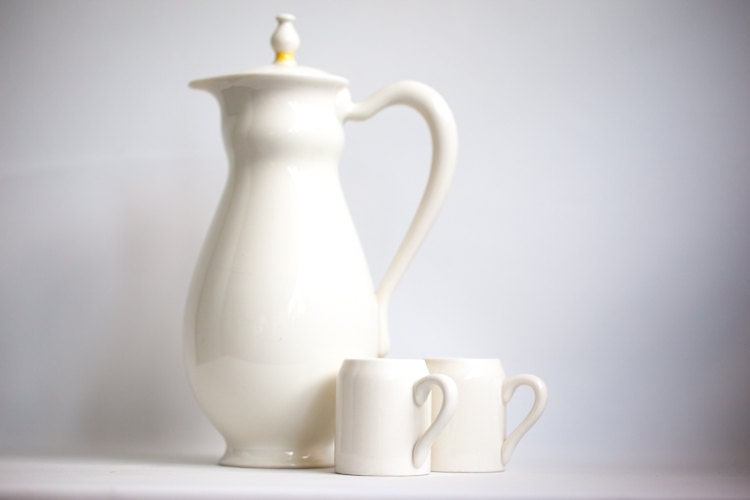 Lenox Fine Bone China Chocolate Pot**HOLDING