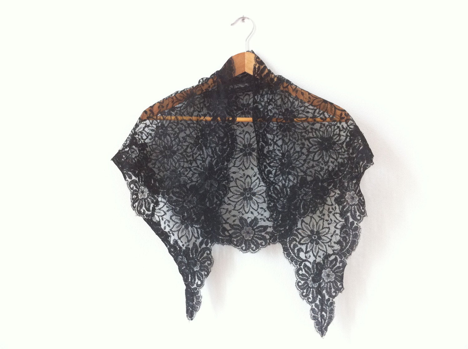 Black Triangular Chapel Veil / Mantilla - Vintage lace