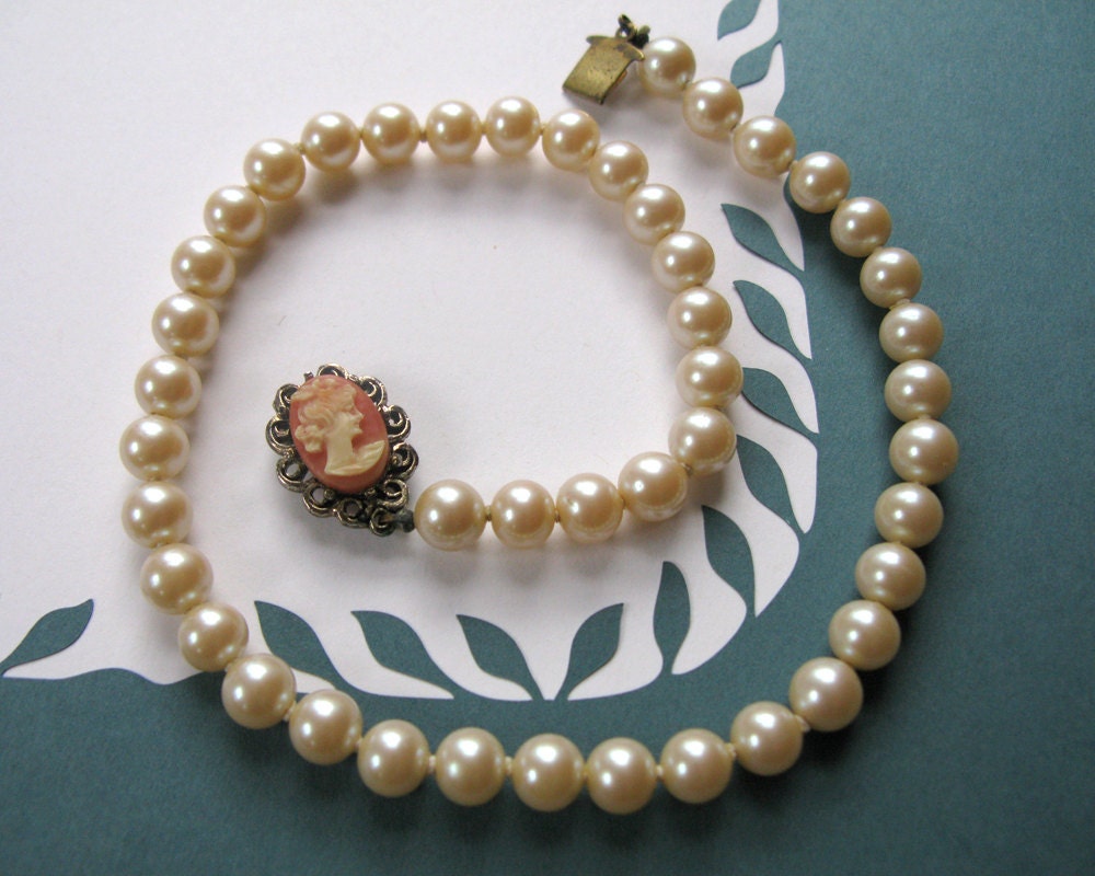 RESERVED for Celi Burket / Vintage Faux Pearl Necklace with Cameo Clasp - Salmon / Pink - 1950's / Vintage Wedding / Free Shipping in USA