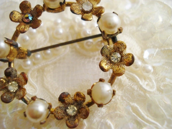 Vintage Pearl and Crystal Brooch / Vintage Pearl Brooch / Vintage Circle Brooch / Wedding Brooch TREASURY ITEM