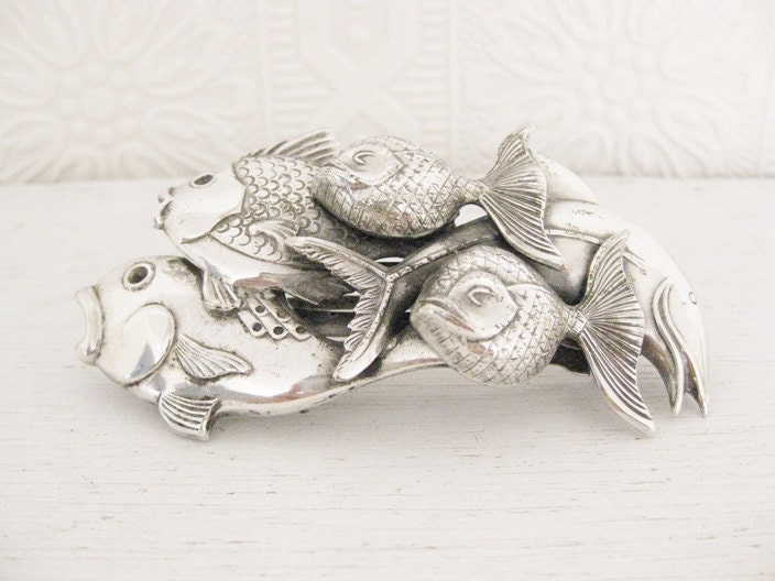 vintage 1960s school of fish hair clip. THE ODDITY EFFECT.