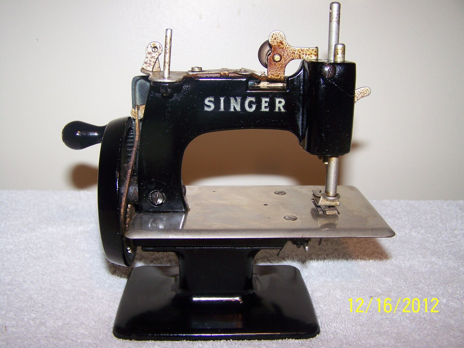 Singer 1950s Childs Toy Sewing Machine by MADDMAXXX on Etsy