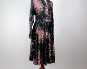 Vintage 1970's Dress - Floral Print Dress w/ Long Sleeve and Full Skirt - Large