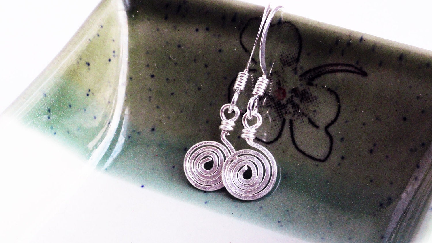 Minimalist earrings - spiral earings - hammered earrings - modern earrings - silver earrings - wire earrings