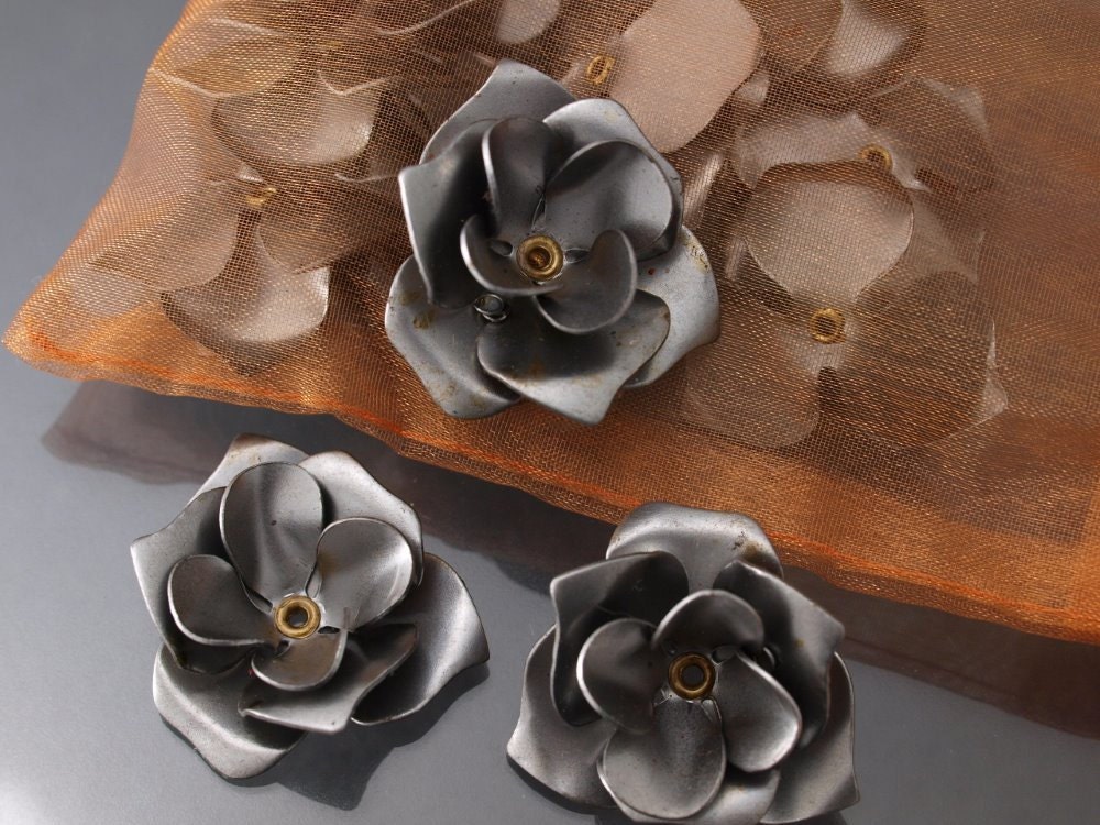 Lot of Thirteen 1-1/4 inch diameter Stamped Steel Roses - destash