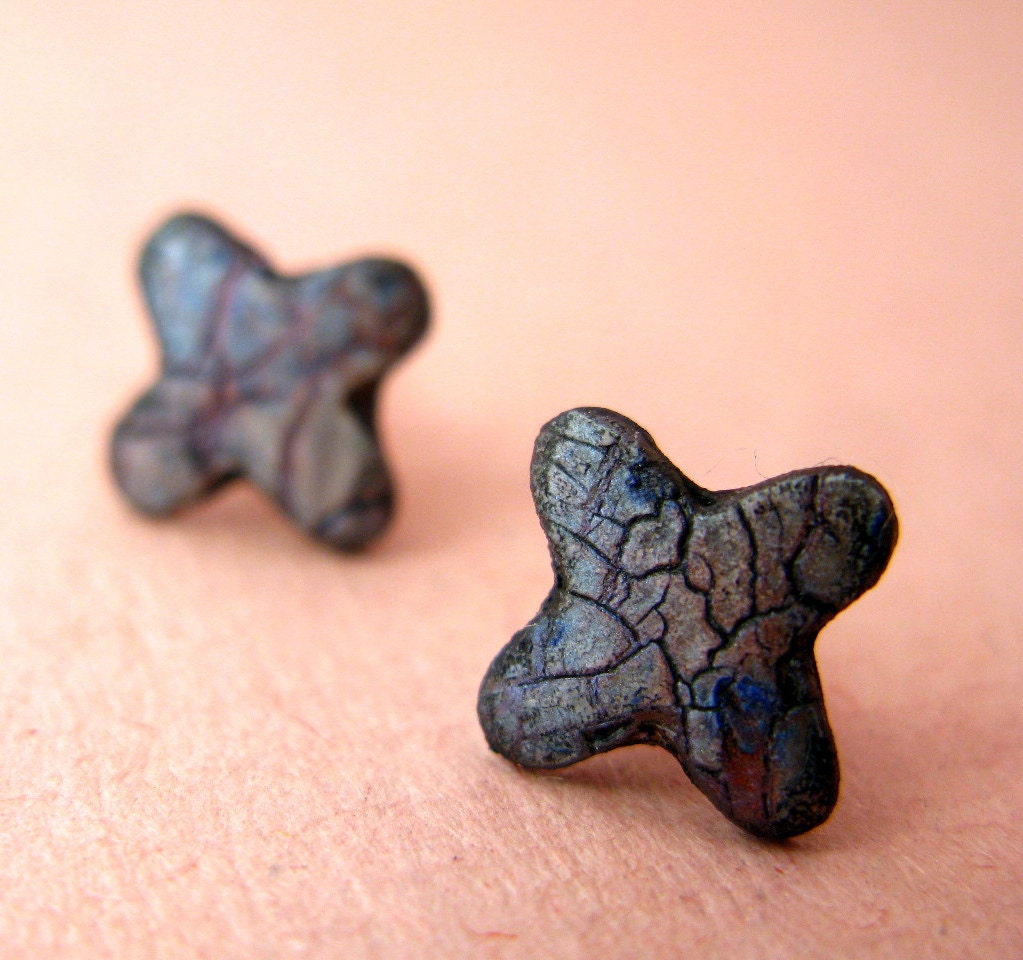 Greyish pink metallic rounded X post earrings in polymer
