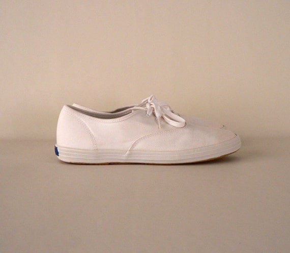 Women's Vintage Size 8 White Canvas Tennis Shoes by Etsplace