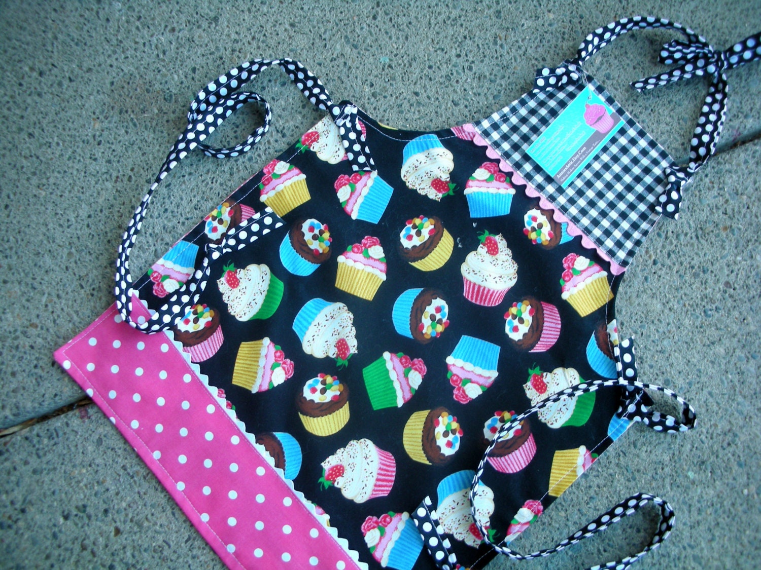 Aprons - Girls Full Apron - Cupcake Fabric Aprons - Childrens Aprons - Sweet Cupcake Girl Apron - Size 2 to 4 Apron - Pink Cupcake Apron