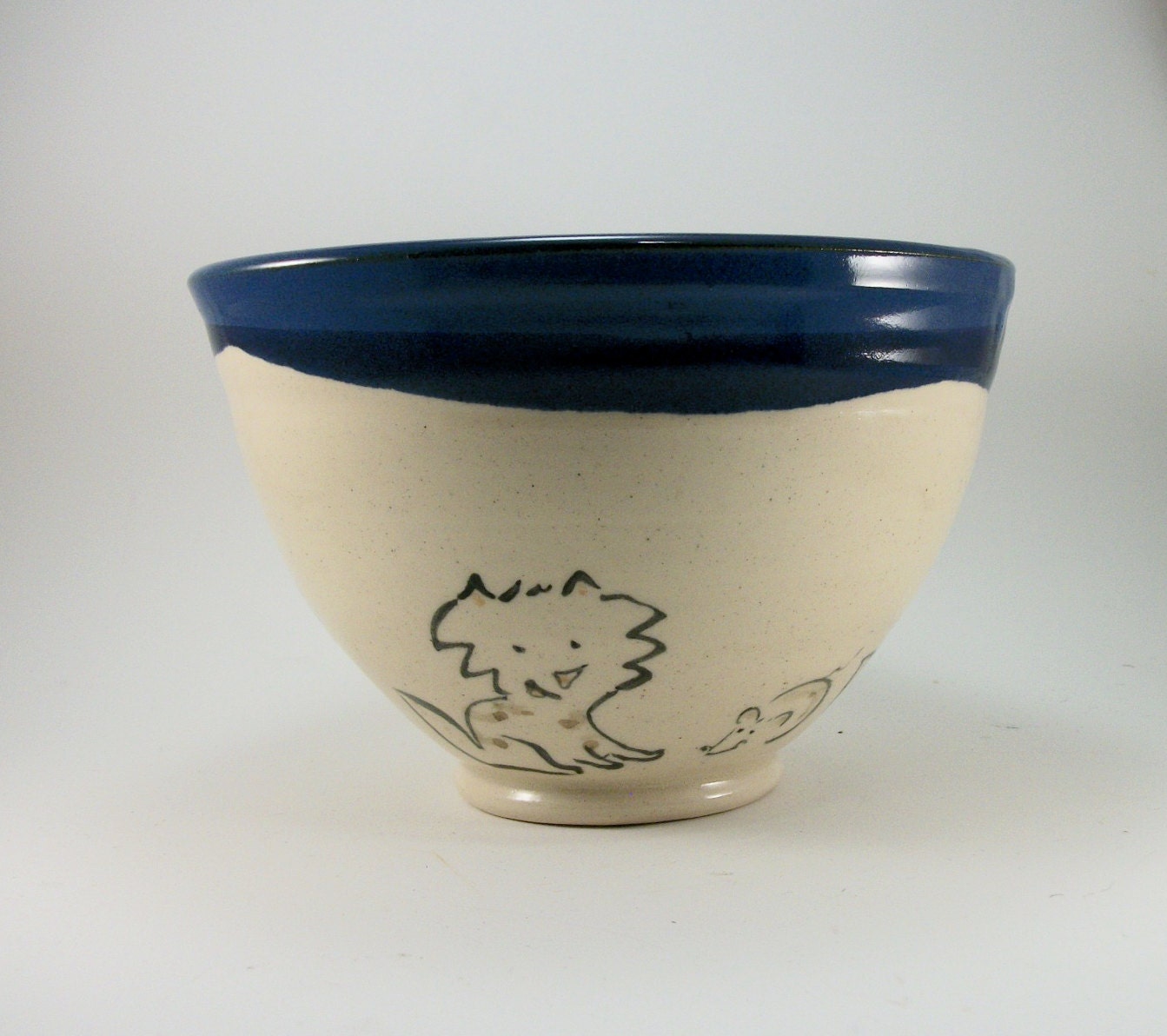 bowl with cute cats and a mouse