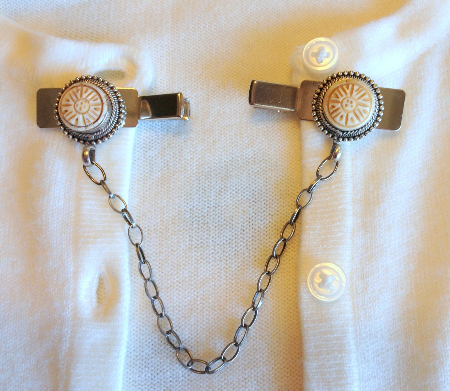 Hryo a sweater clasp