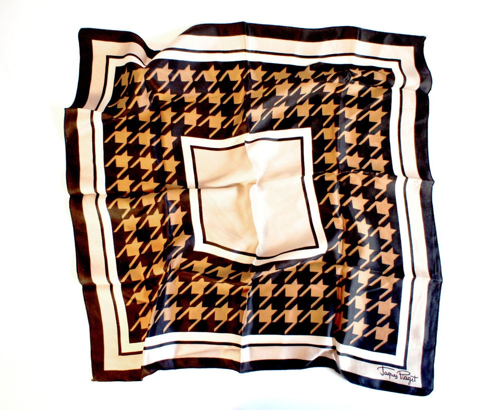 Houndstooth Scarf by Jaques Piaget // Bold Geometric Pattern