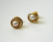 Gold pearl nest stud earrings