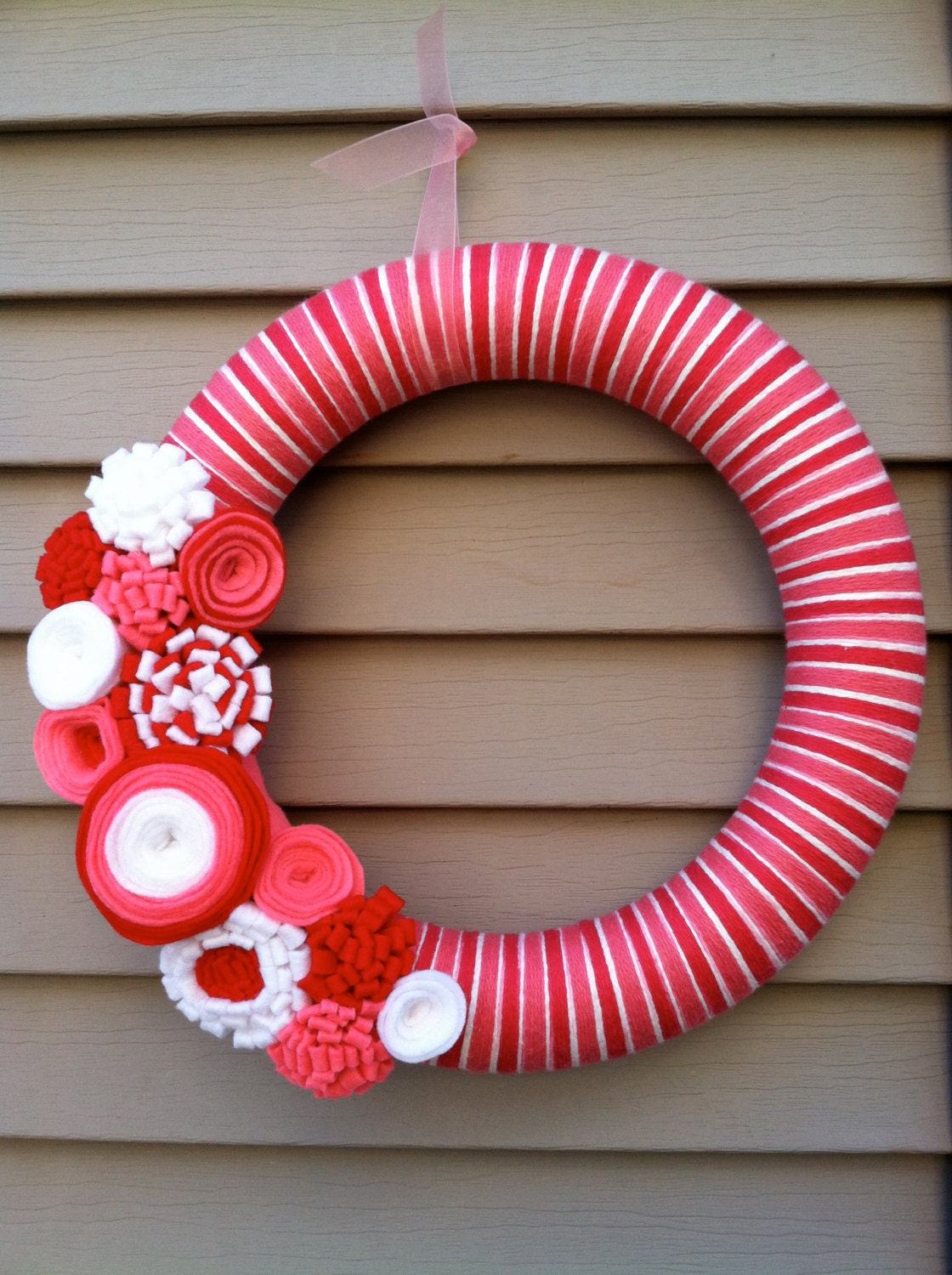 Valentine's  Day Wreath - PInk, Red, & White Yarn Wreath w/ Felt Flowers.  Valentine's Wreath - Yarn Wreath - Valentine's Day Decoration
