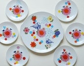 Super festive set of one very large serving plate and six smaller (cake) plates