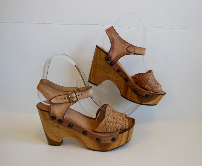 70s Platform shoes /  Vintage 1970s Wood Huarache Platform Wedge Shoes