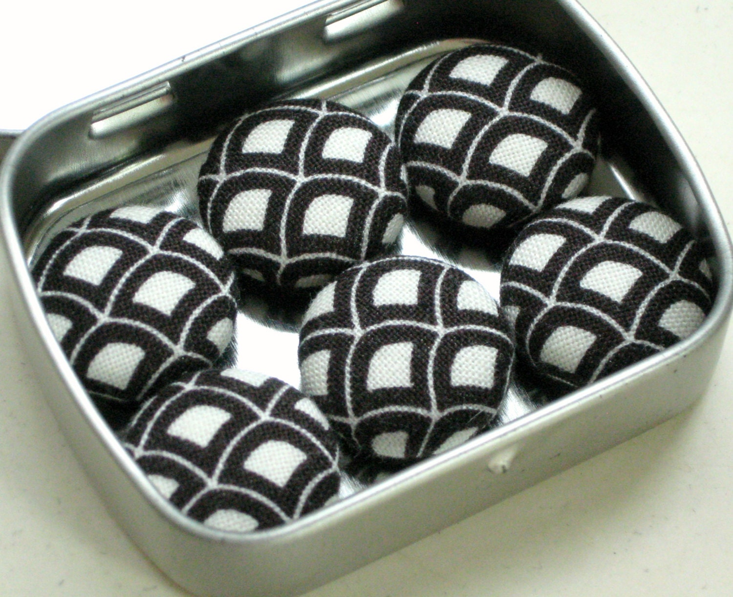Understated. . . Set of 6 Fabric Magnets. Black & White Scallops. Decorator Magnets. Gift Tin