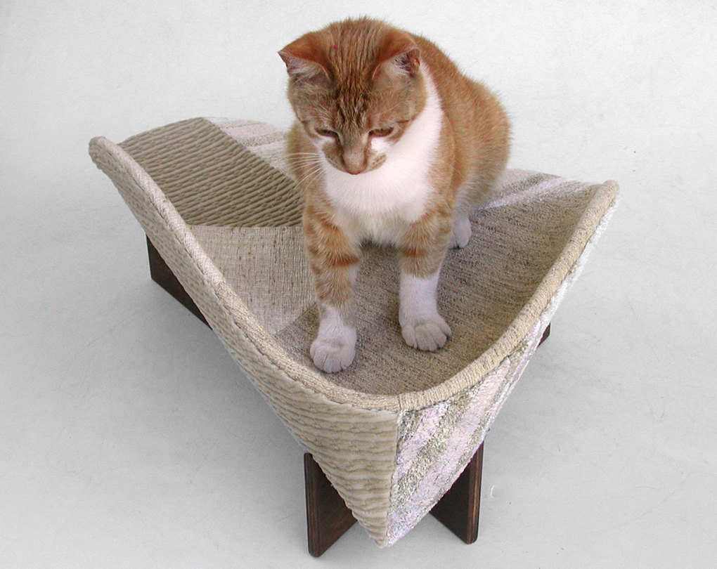 Retro modern pet bed in ivory geometric mix