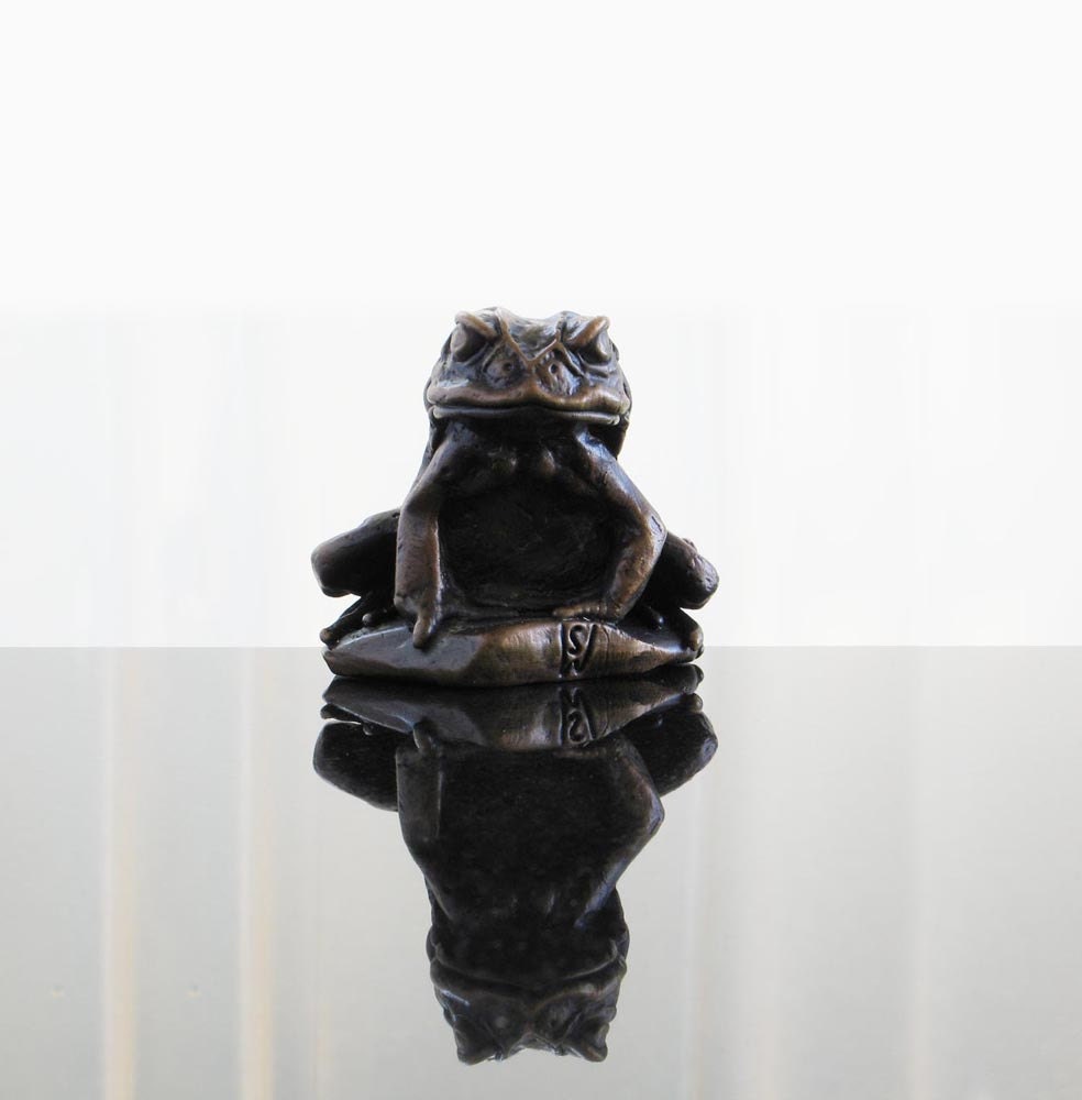 Sitting toad bronze sculpture. Objet d'art metal ornament and luxury paperweight.