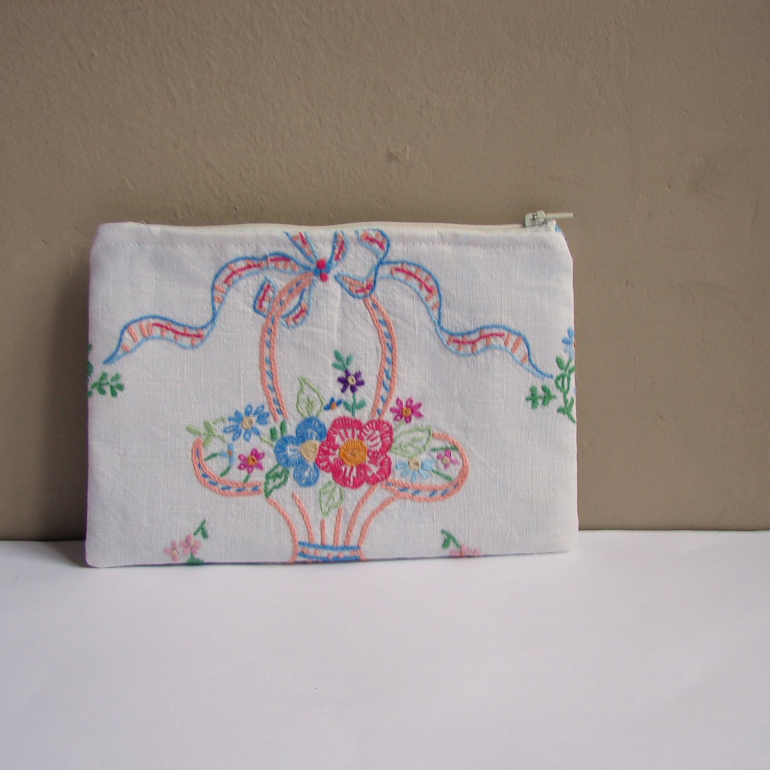 Pouch vintage embroidery pink blue basket