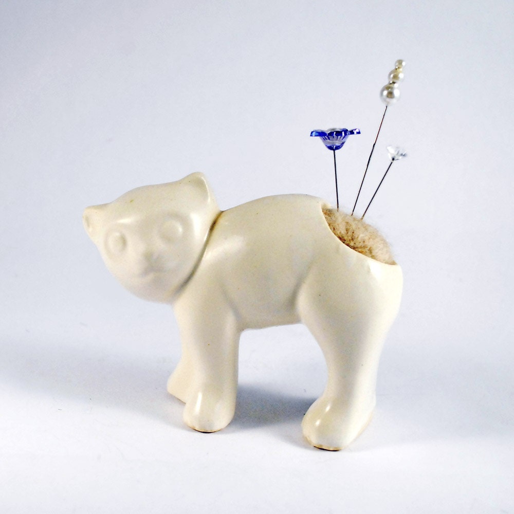 Cat pin cushion