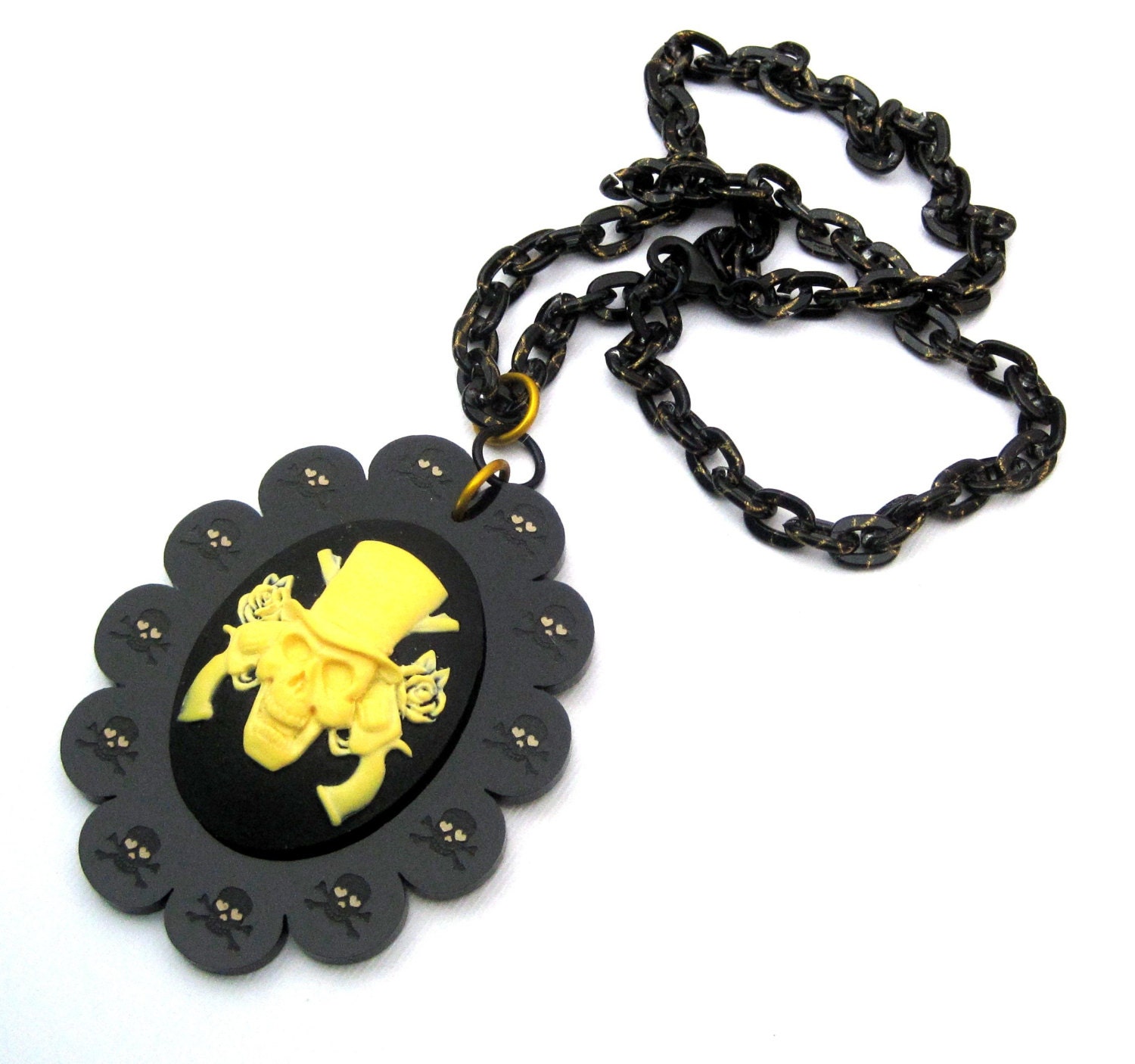Guns and Roses pirate skull necklace yellow and black