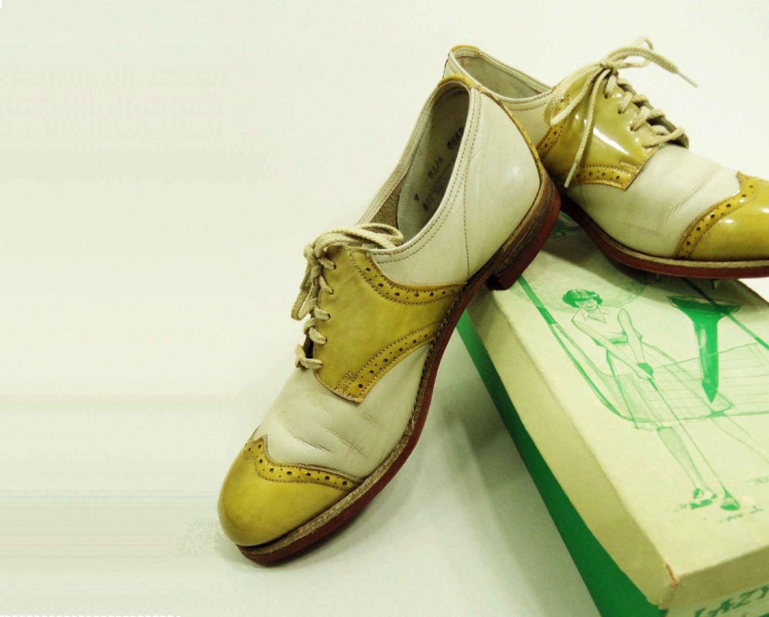 1960s Vintage Saddle Shoe / Yellow Shoes / Wingtip Brogues / Women's 9.5 Golf Shoe