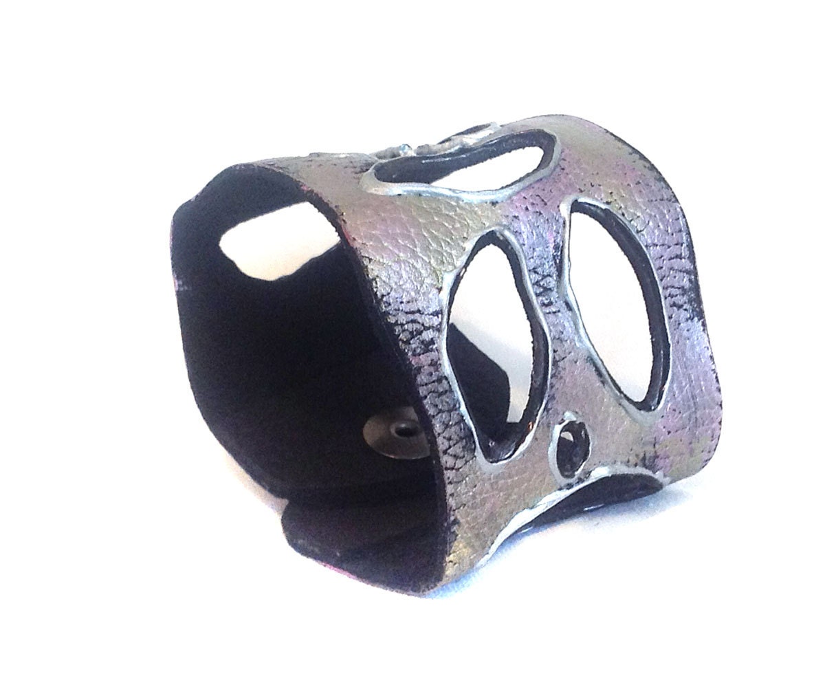 Leather bracelet. Fashion leather cuff bracelet in metallic pink color. Leather jewelry