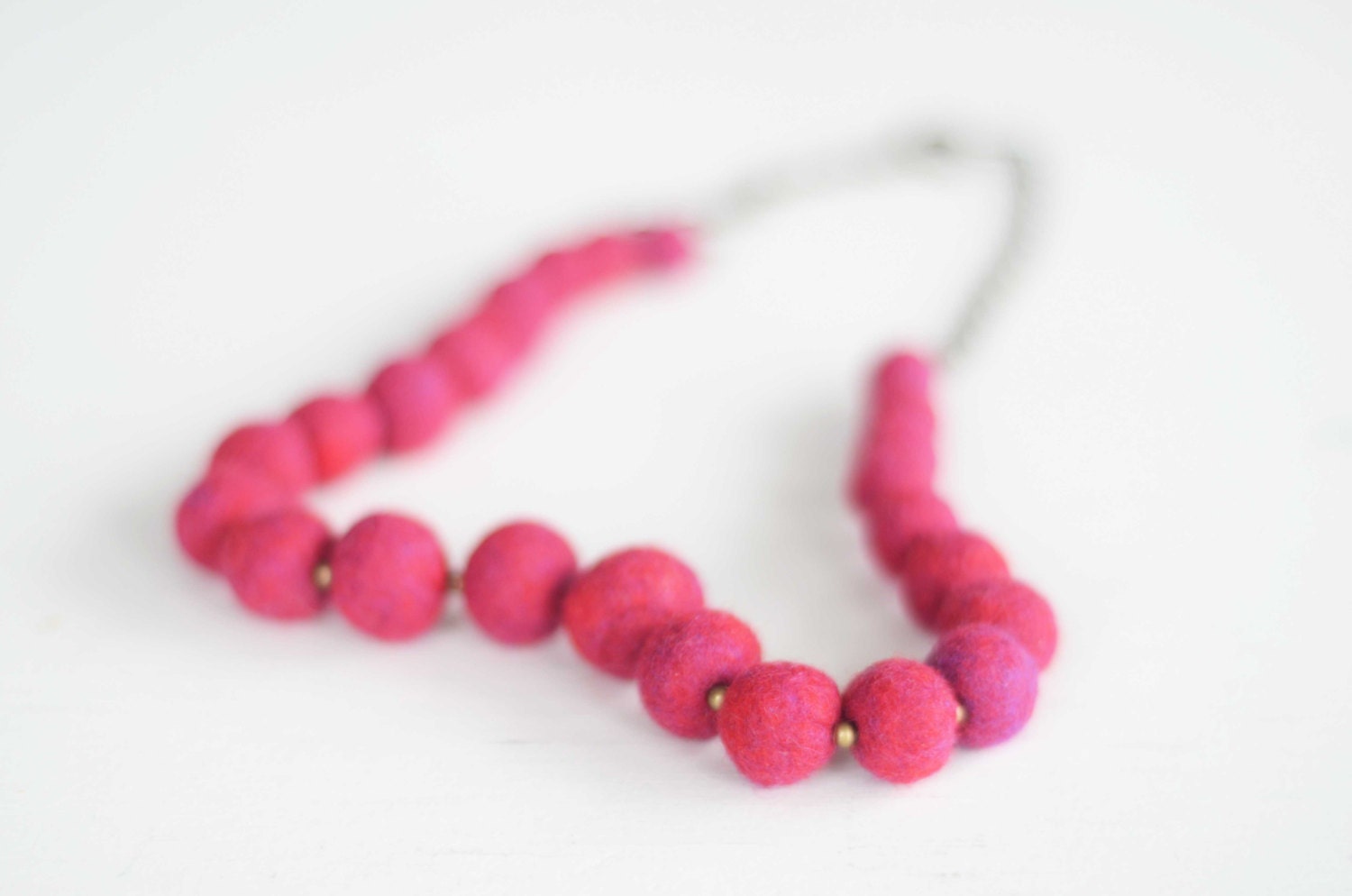 Short simple necklace in hot pink, copper and felt jewellery - Feltik