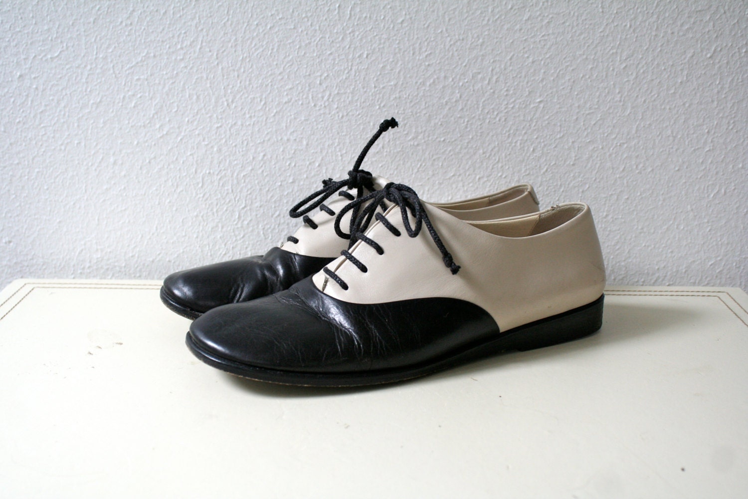 vintage oxfords / black leather lace up / Ebony & Ivory oxfords
