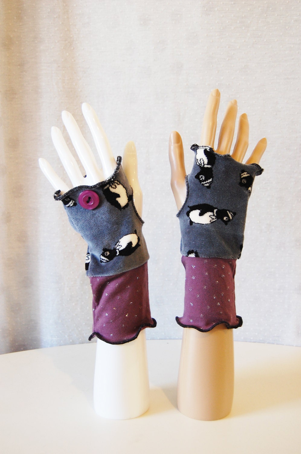 Mittens grey and pigouins, purple, with a purple button
