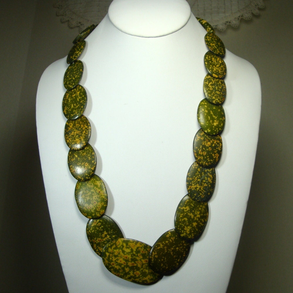 Green Stone Graduated Oval Disc Necklace, OOAK Created 1980s by Rachelle Starr, Gorgeous Natural Mineral