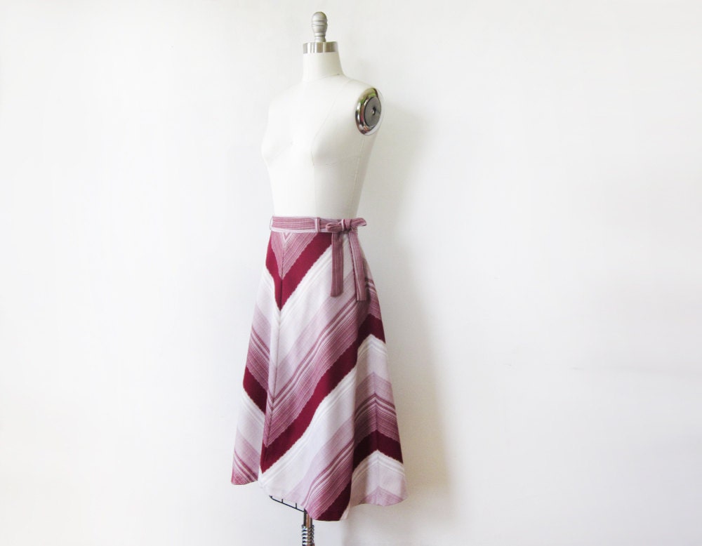 SALE burgundy chevron skirt / vintage 70s chevron skirt / a line skirt with 28 waist