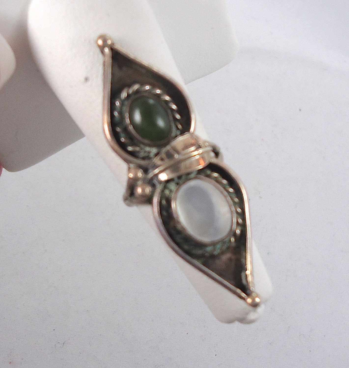 Aventurine & Mother of Pearl Sterling Silver Ring - Long Vintage 1970s  -  Size  5.5 - InVintageHeaven