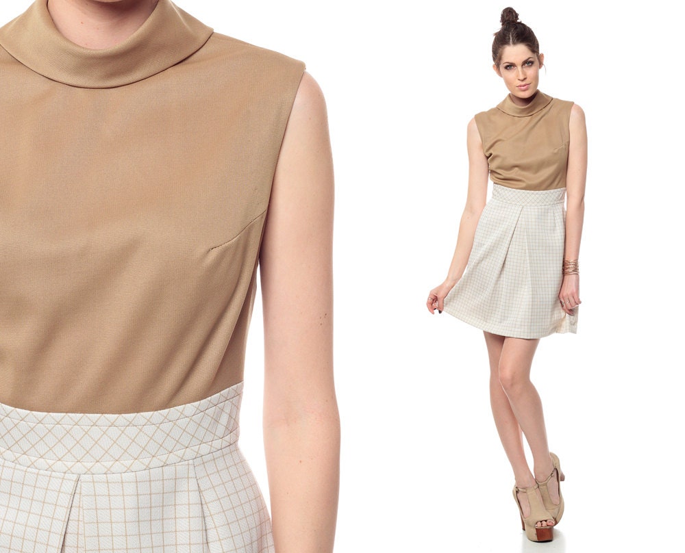 70s Babydoll Dress CHECKERED Mini High Waisted 60s Mod Tan Beige Pleated 1970s Vintage Retro Sleeveless Turtleneck Polyester Medium Large