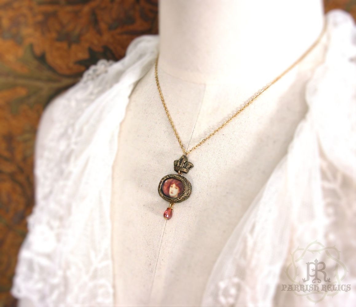 Sibylla Palmifera  - Crowned Pictorial Pendant