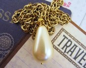Long gold and pearl necklace. Vintage gold chain. Vintage Czech glass pearl, teardrop shaped. Long necklace. OOAK gift.