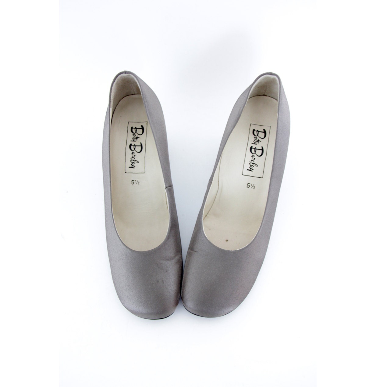 Vintage shoes / Betty Barclay silver tone canvas heels / size 38, 38.5-7.5, 8