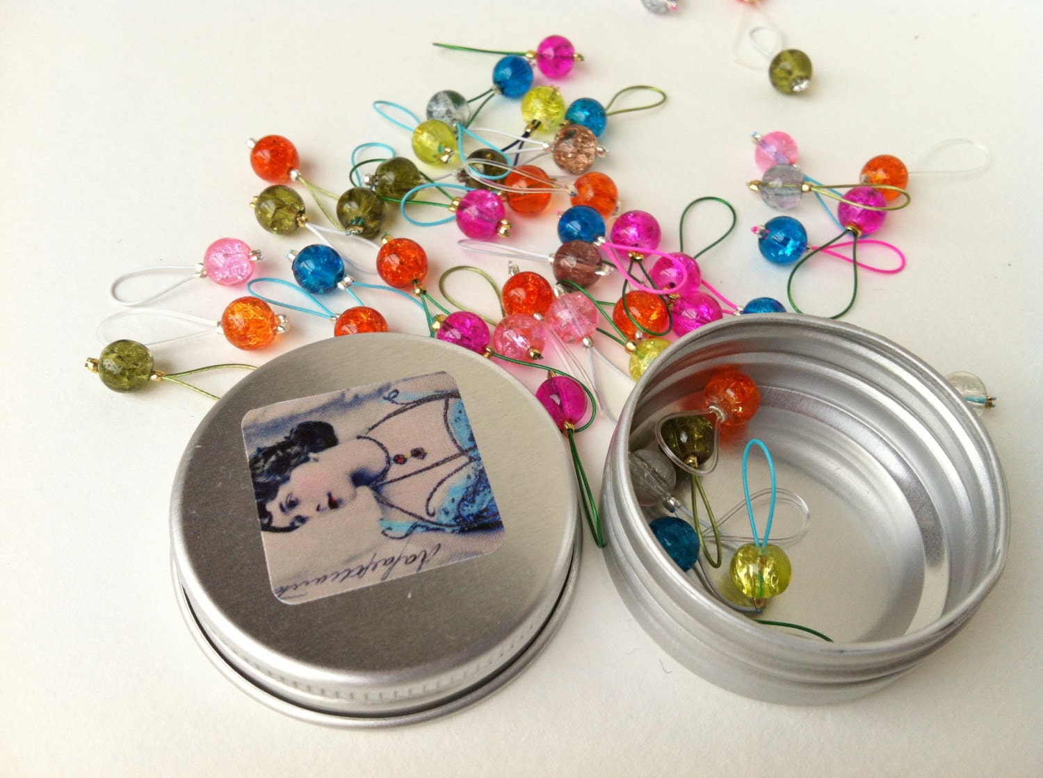 Stitch Markers & Tin - VINTAGE SELECTION