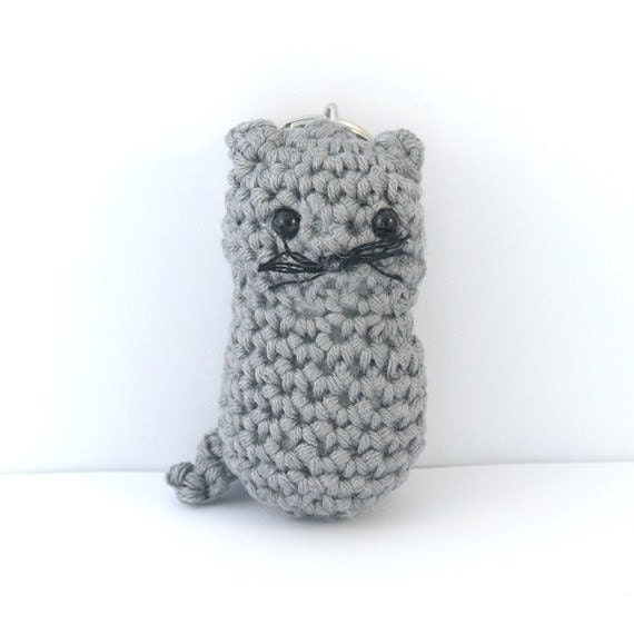 Grey cat keychain - crochet dangle, zipper pull, plushie keychain - amigurumi