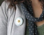 Real Daisy Brooch Pressed White Daisy Blue Painted Resin Wood Pendant Nature Inspired Jewelry Naturalist Garden Chic Botanical Jewelry