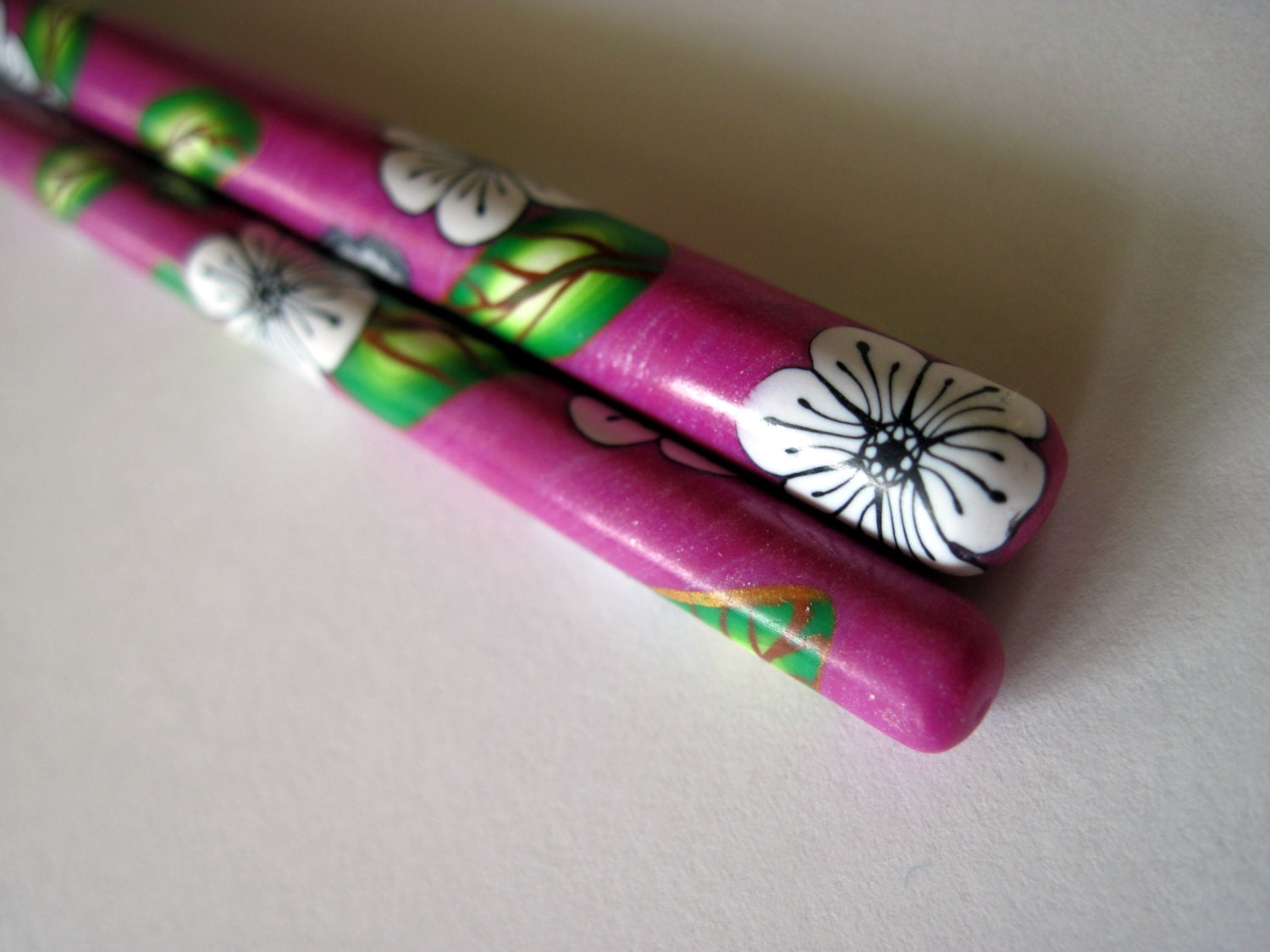 Set of 2 Crochet Hooks - SUSAN BATES - sizes F and H - Polymer Clay Handle - Fuscia with  White Flowers