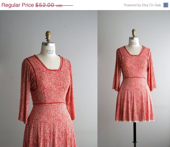 25% OFF SALE 70s dress / 1970s red mini dress / Sundays Child dress